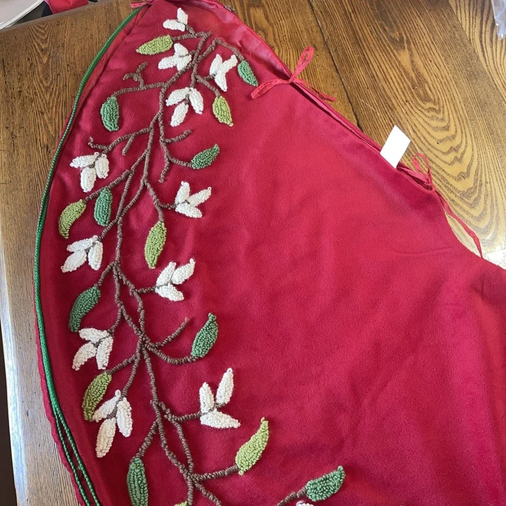 50 BEAUTIFUL Jingles & Joy Tree skirt, looped yarn embroiderybranches and leaves
